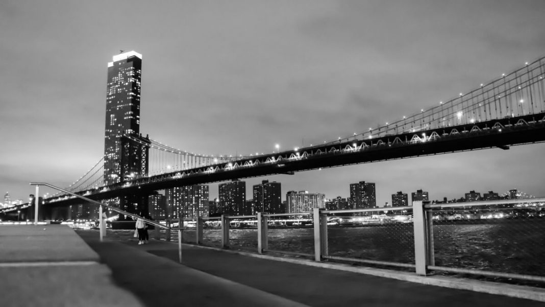 black and white picture of manhattan bridge nyc