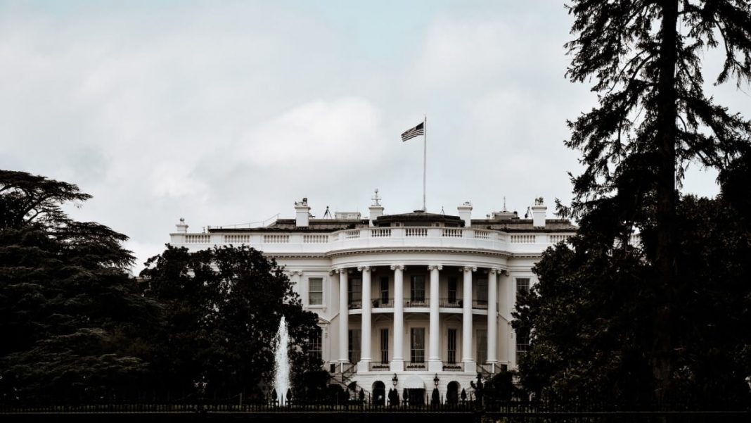 black and white picture of the white house united states