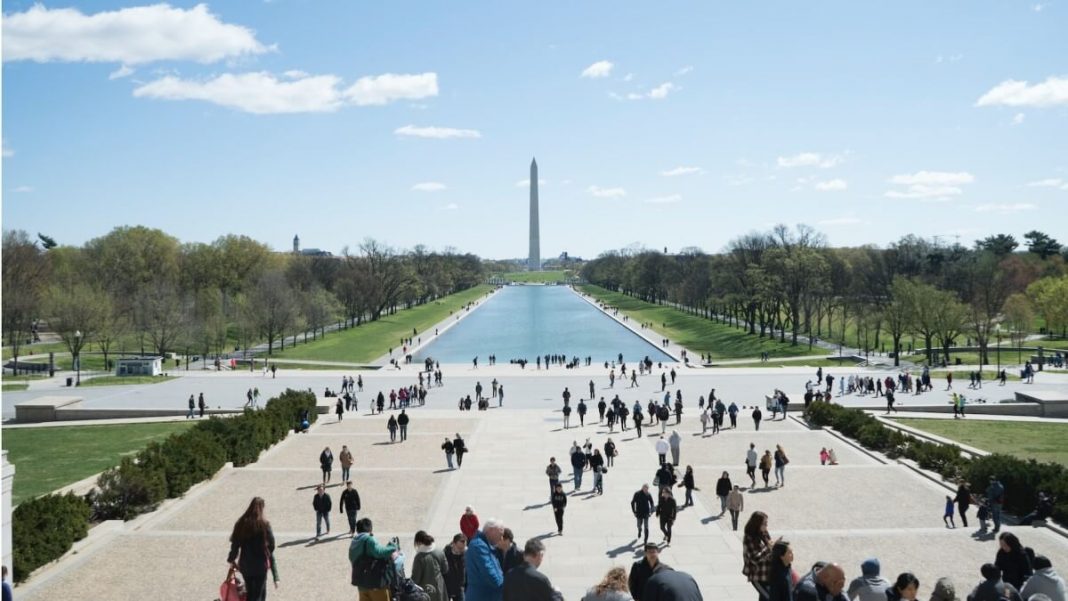 tourists at washington monument us