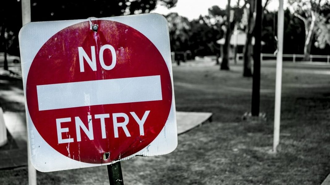 no entry red white sign