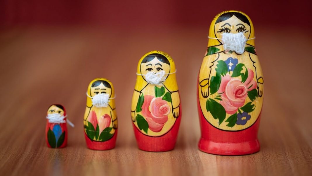 red-russian-matryoshka-dolls-with-white-masks-coronavirus