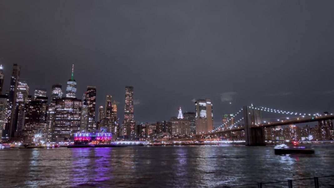 manhattan bridge nyc us nighttime city lights