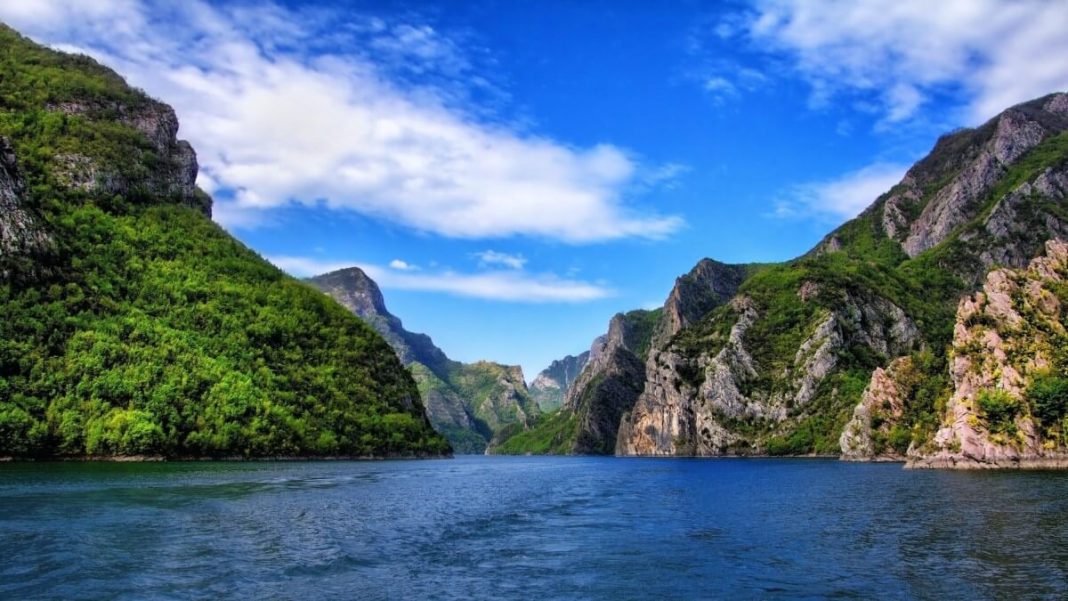 komani lake albania