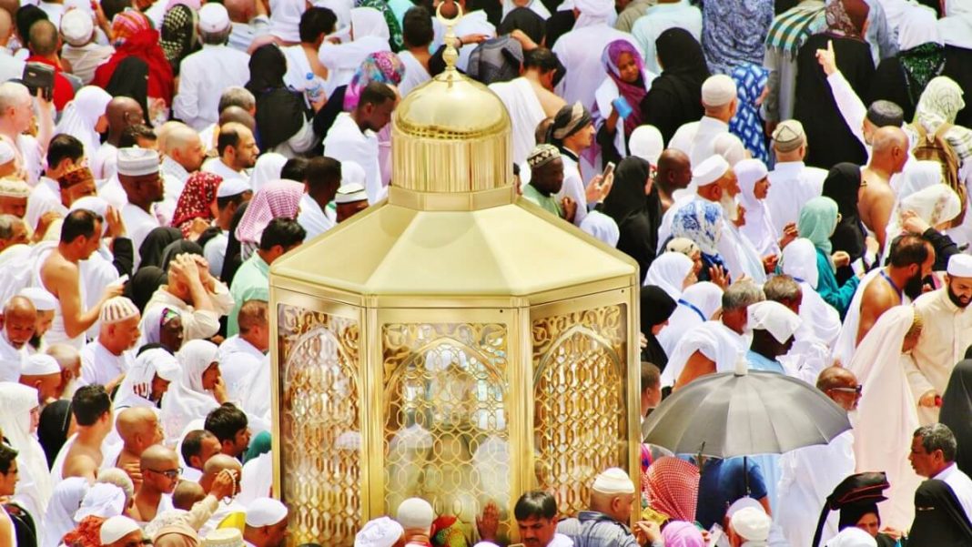 crowded muslim piligrims umrah saudi arabia