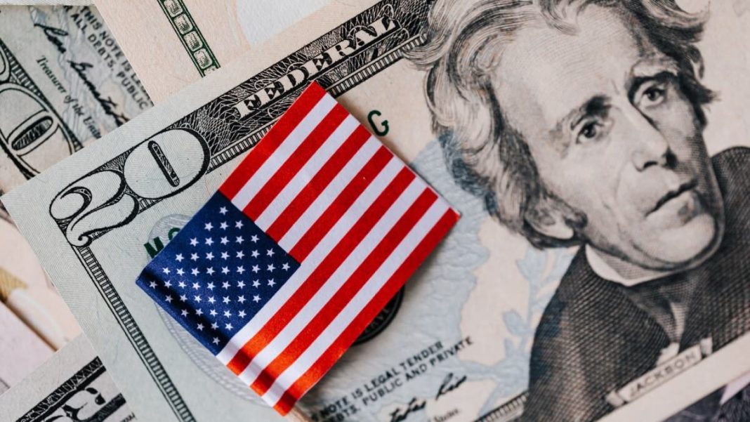 us flag on us banknotes
