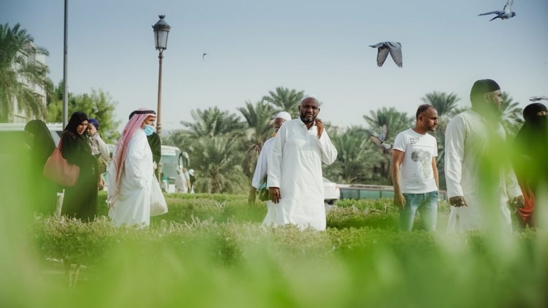 muslim piligrims in white traditional clothes mecca saudi arabia